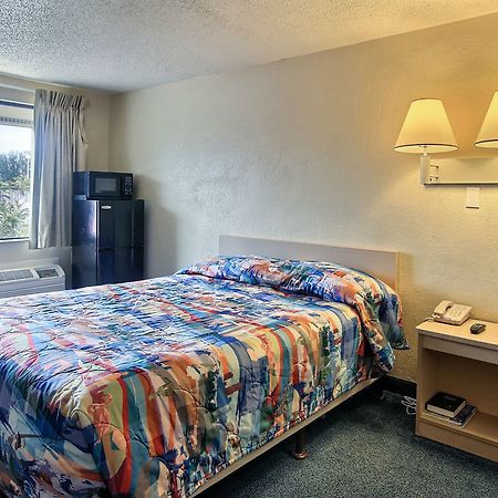 Motel 6 パーム・ベイ エクステリア 写真