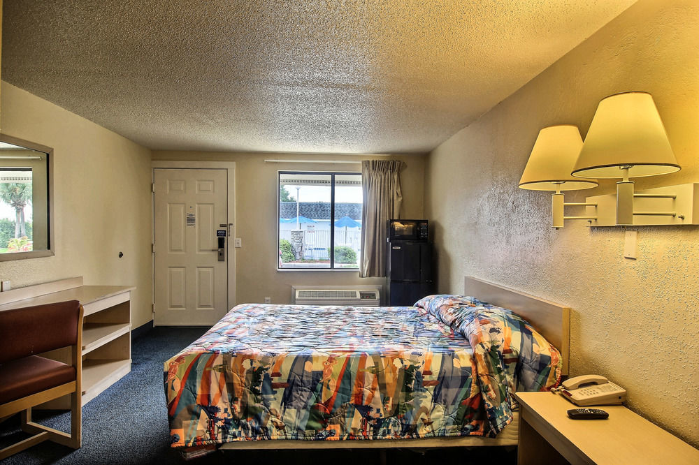 Motel 6 パーム・ベイ エクステリア 写真