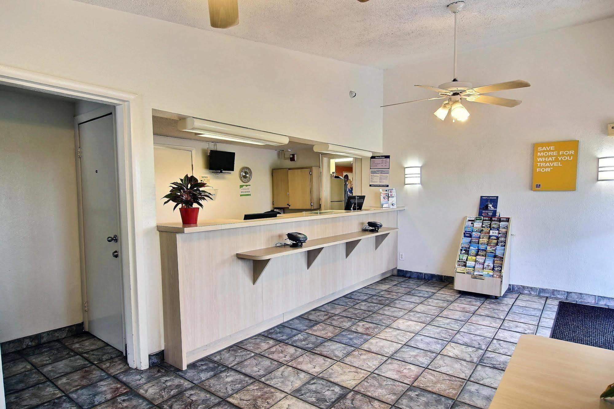 Motel 6 パーム・ベイ エクステリア 写真